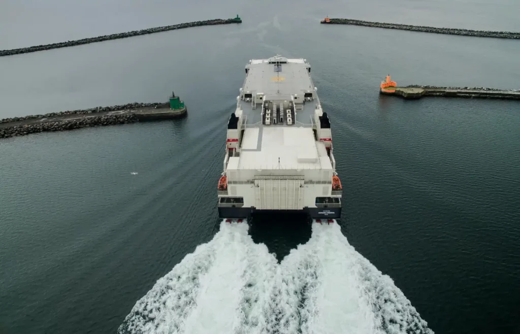 Perbedaan Kapal Roro dan Kapal Ferry
